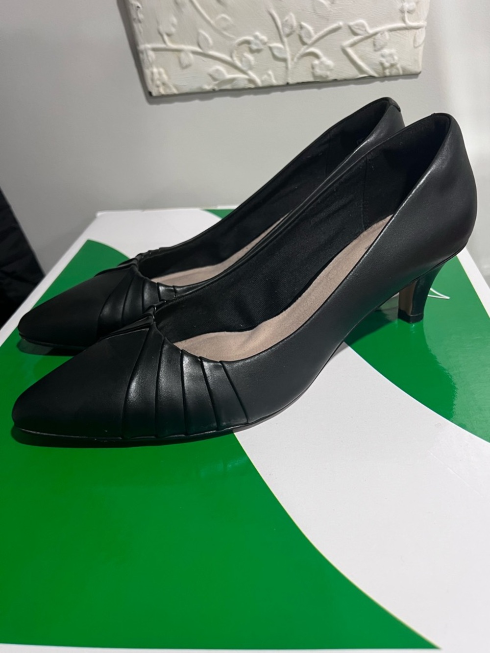 100% Real Leather Clark's Black Pointed Toe Kitten Heels 9 Wide